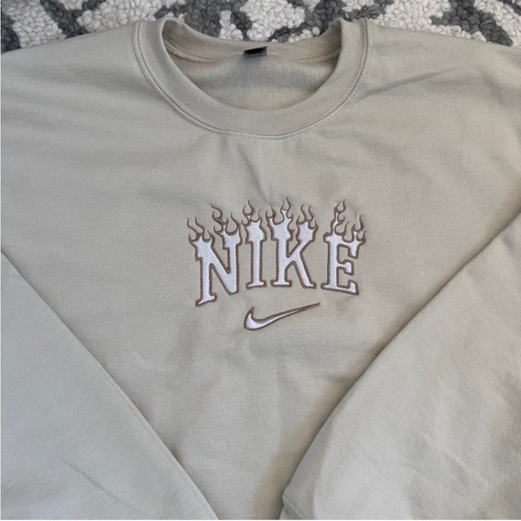 Cream Nike fire embroidered Crewneck - Picture 4 of 4